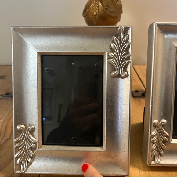 Pair 🍐 of Picture Frames - Picture 11 of 14